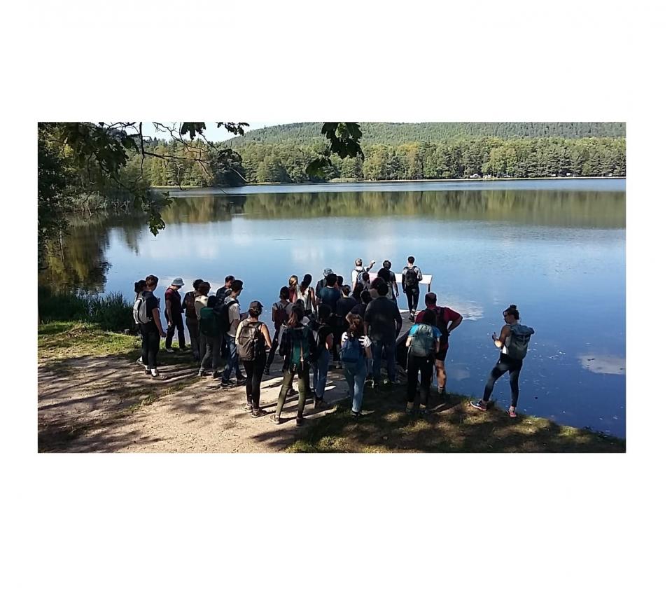 étudiants photographiés devant un lac