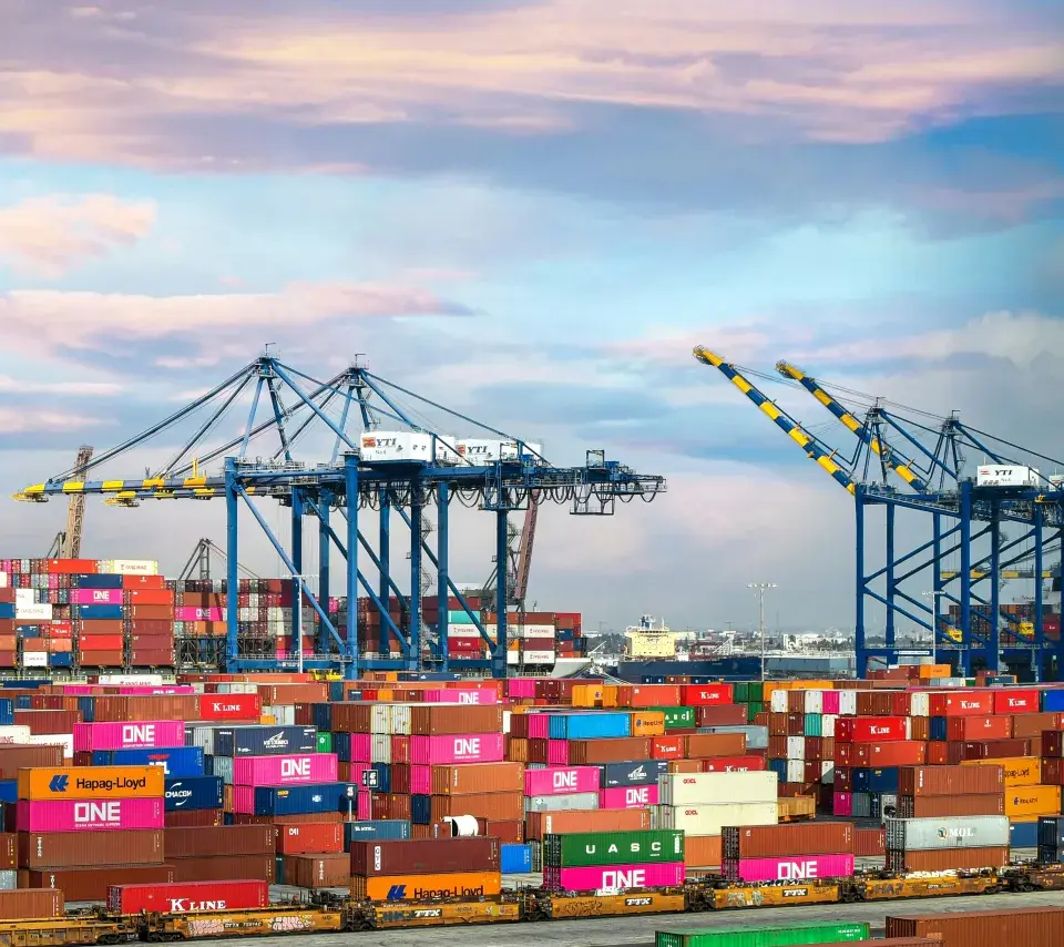 Conteneurs dans le port de Los Angeles -photo de Barrett Ward, publiée sur Unsplash